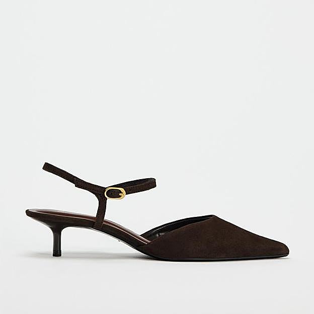 Zapato de tacón bajito en marrón de Zara.