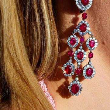 Imagen secundaria 1 - Detalle de algunas de las joyas vistas en el Baile de Debutantes. 