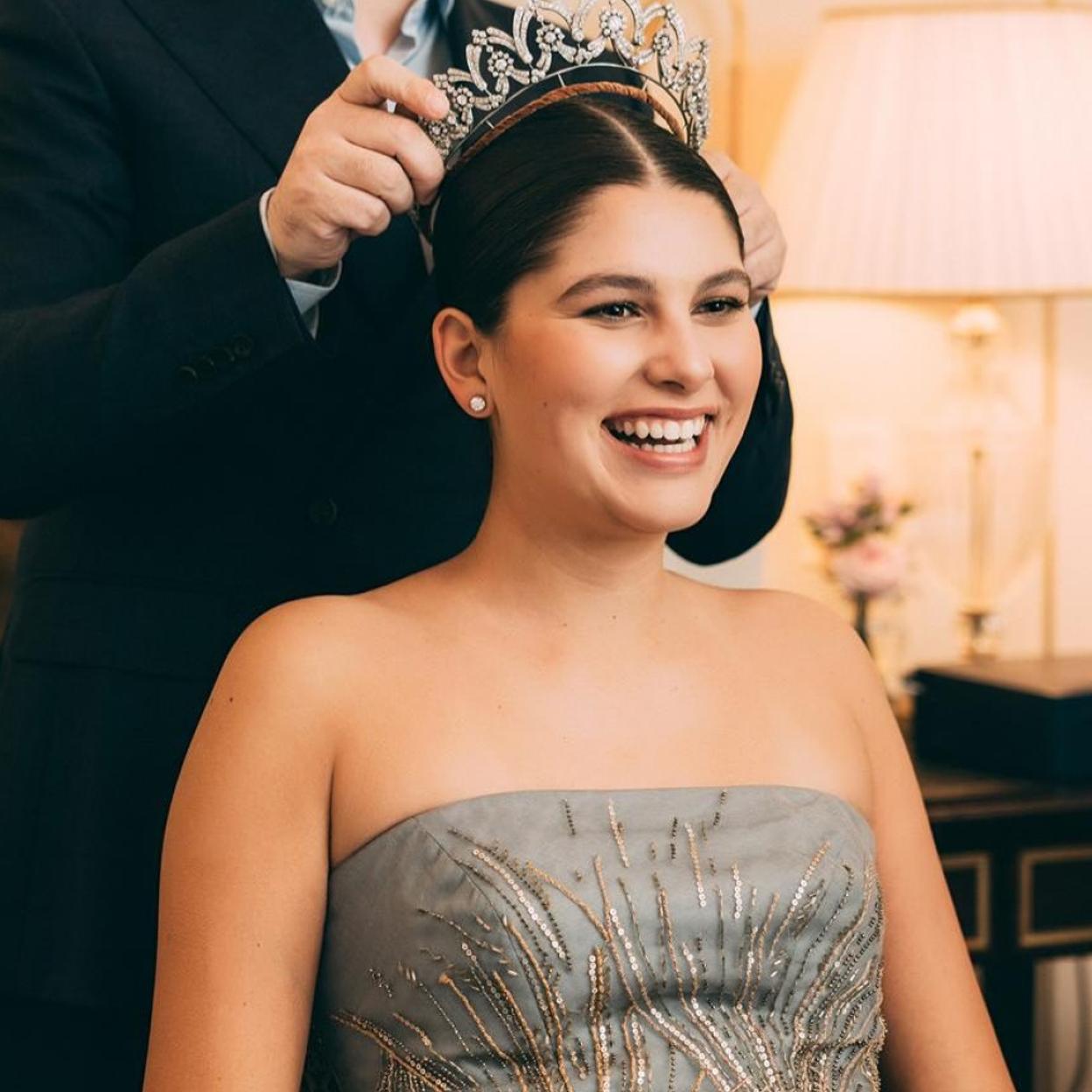 Eugenia de Borbón probándose su tiara para el baile. 