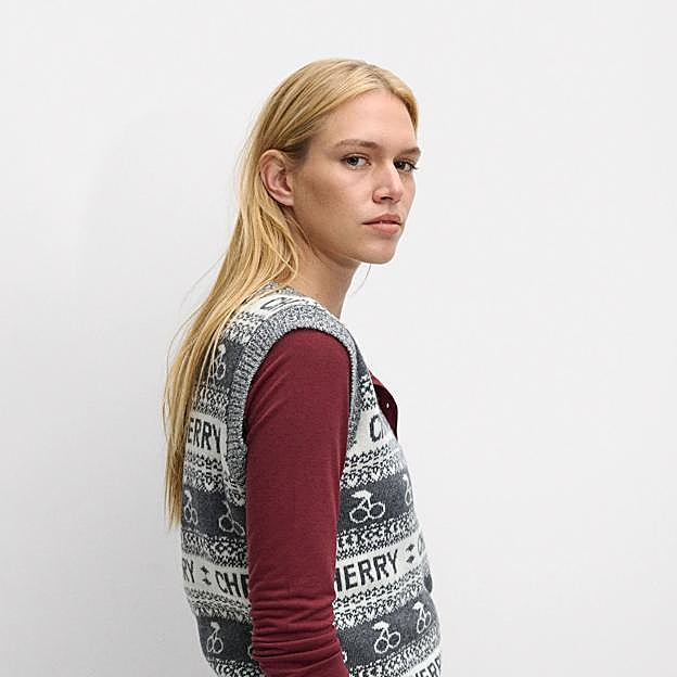 Imagen principal - Chaleco de punto en gris de Parfois.