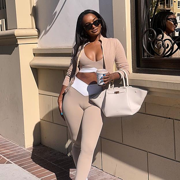 Mujer de camino al gimnasio. 