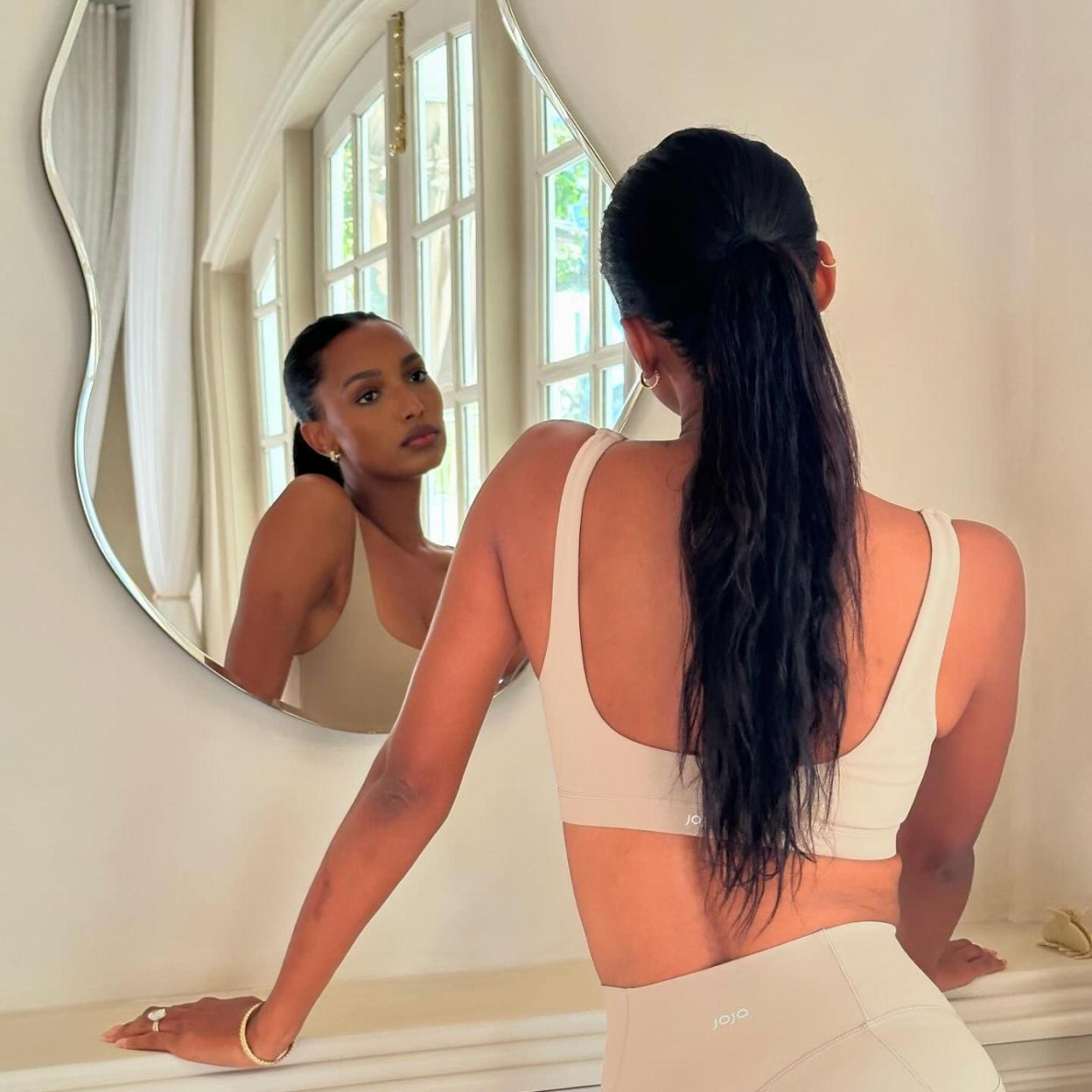 Mujer con estilismo deportivo. 