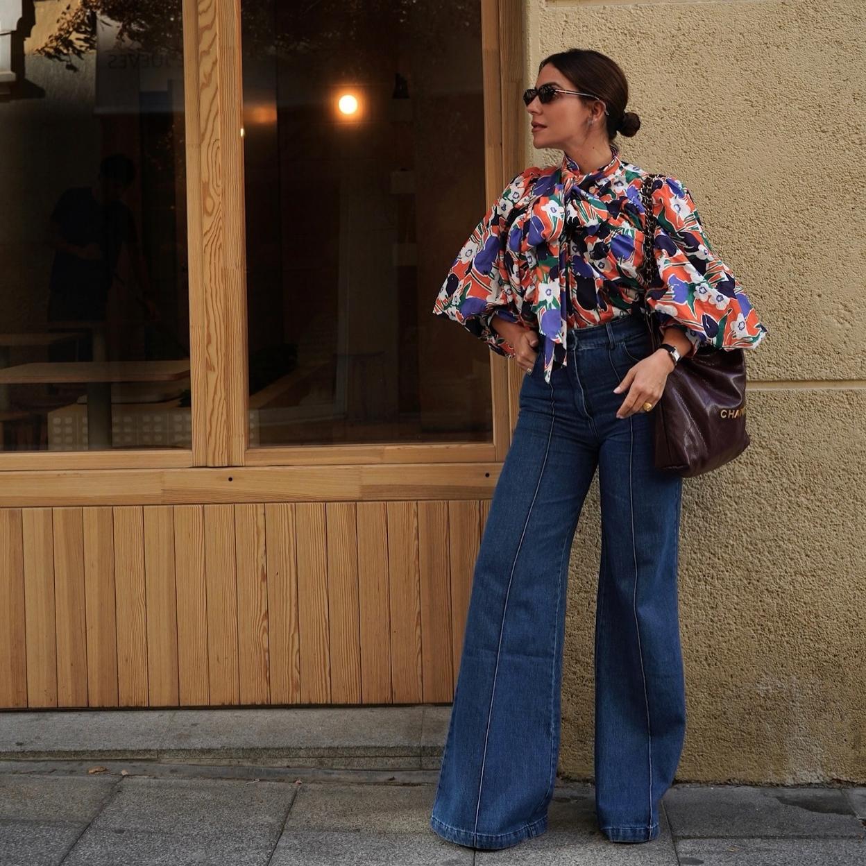 La influencer Paula Ordovás con un look con vaqueros y blusa.