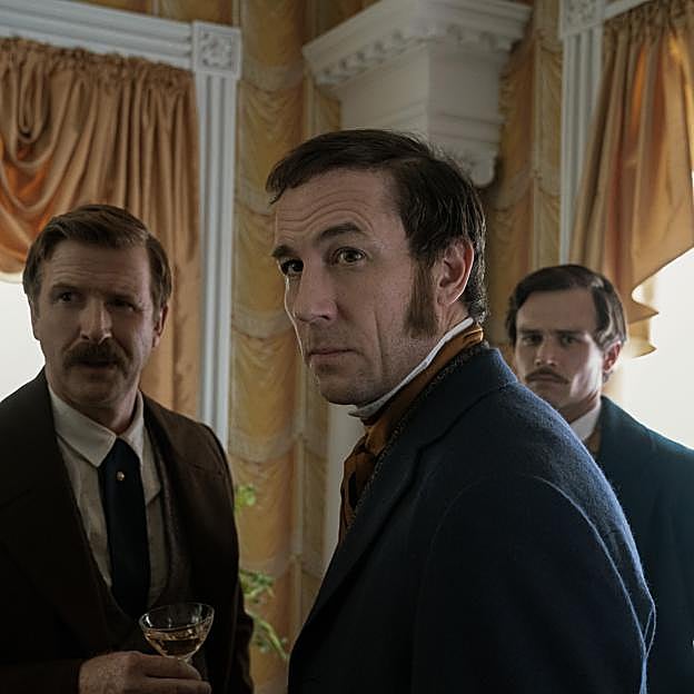 En el centro, Tobias Menzies, que interpreta en Manhunt: la caza del asesino al fiscal Edwin Stanford.