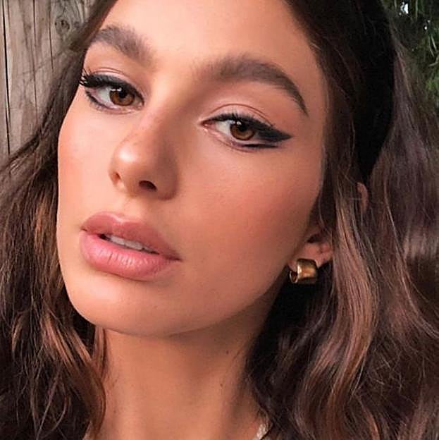Camila Morrone con tendencia del delineado doble