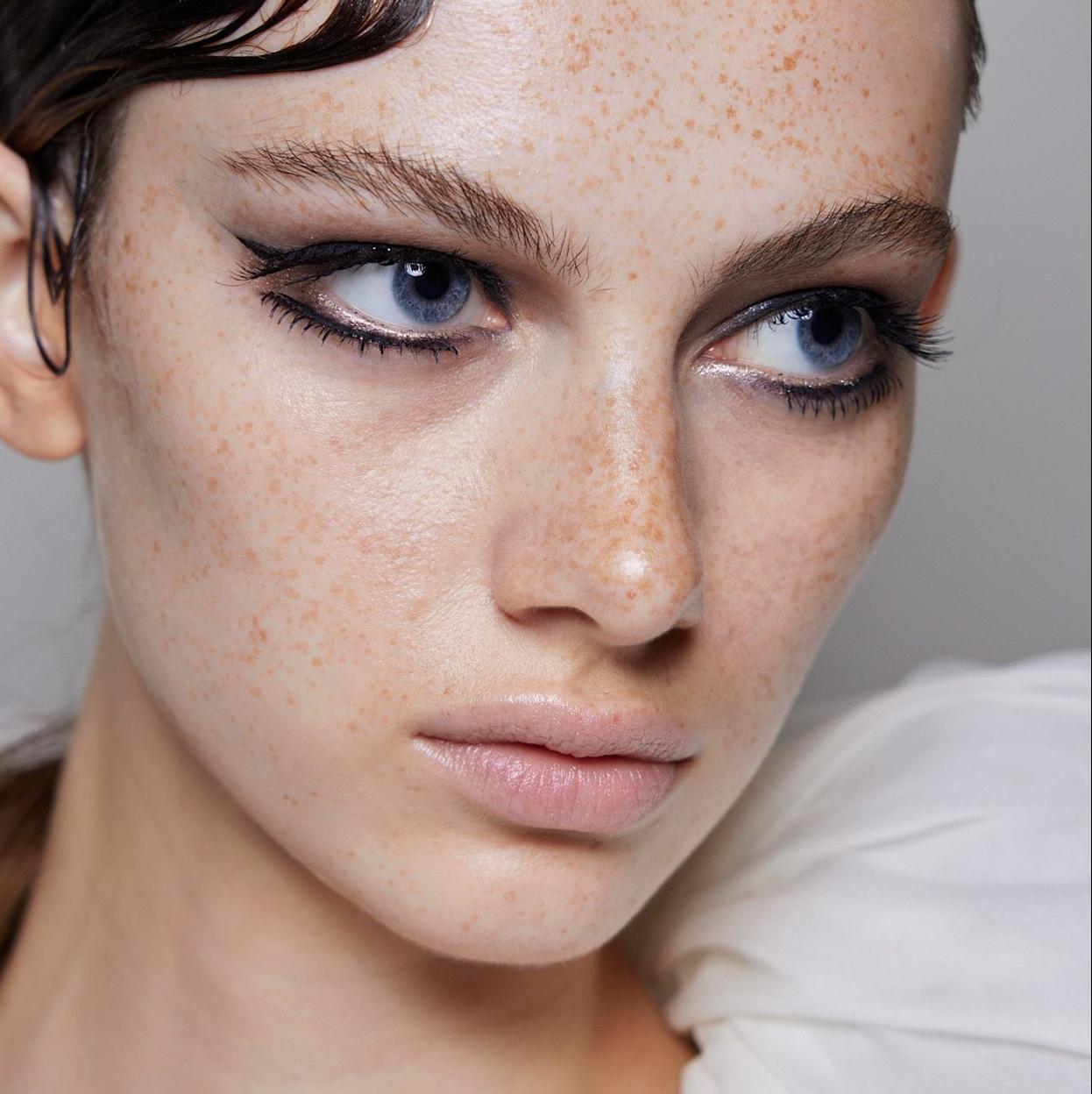 Modelo con eyeliner doble