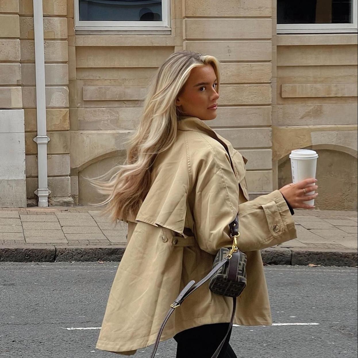 Influencer con cabello ondulado saludable