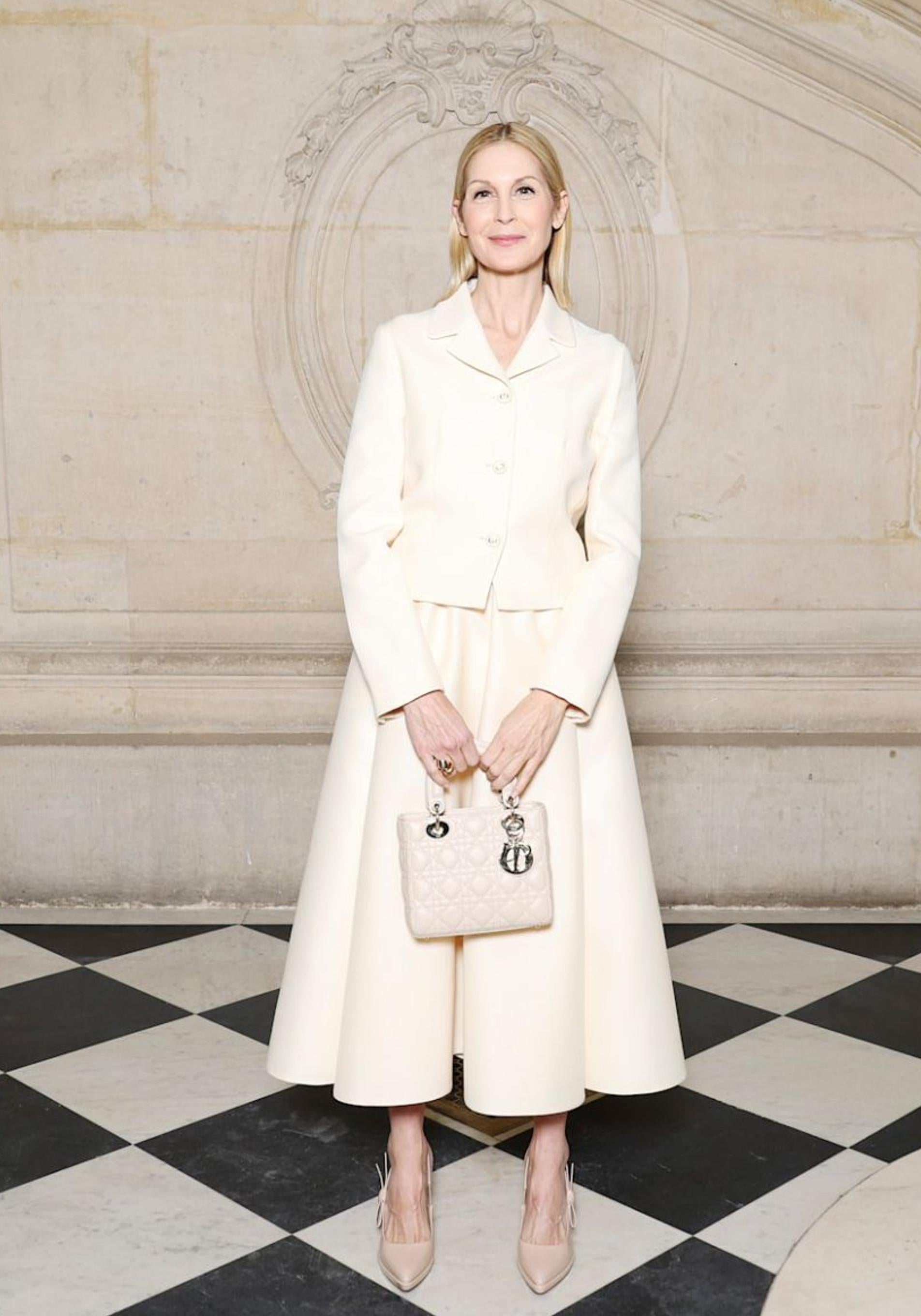 Kelly Rutherford a los 50 con traje con falda