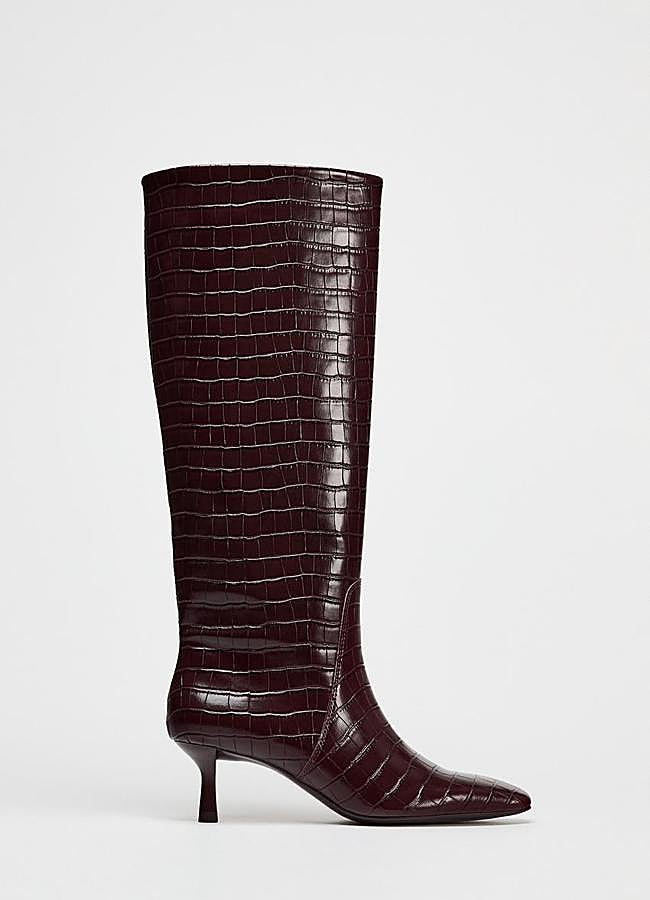 Imagen - Botas con efecto cocodrilo en burdeos de Zara (59,95 euros).