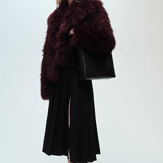 Imagen principal - Falda plisada con doble cinturón de Mango.