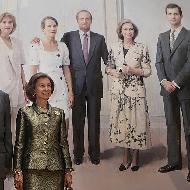 En el retrato «La Familia de Juan Carlos I», de Antonio López, la reina Sofía aparece con un traje de Margarita Nuez.