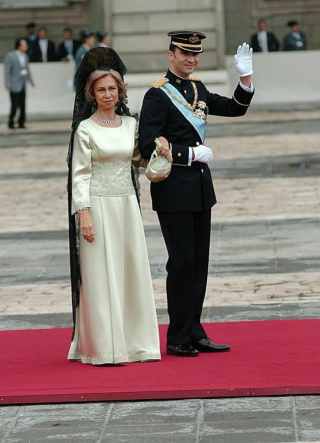Imagen - La reina Sofía eligió un vestido precioso de Margarita Nuez para la boda de don Felipe y doña Letizia en 2004. Foto: Gtres.