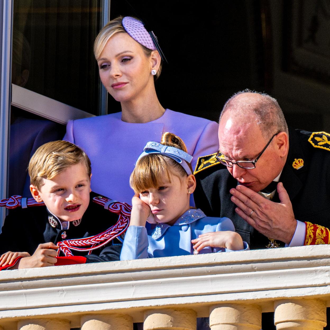 Alberto y Charlène de Mónaco junto a los príncipes Jacques y Gabriella. 
