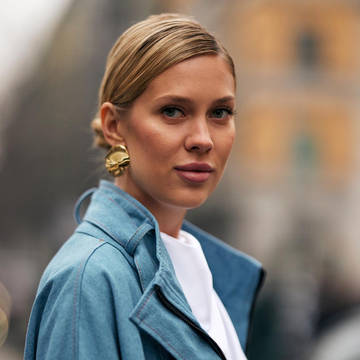 Una influencer en el street style con los labios lisos e hidratados.