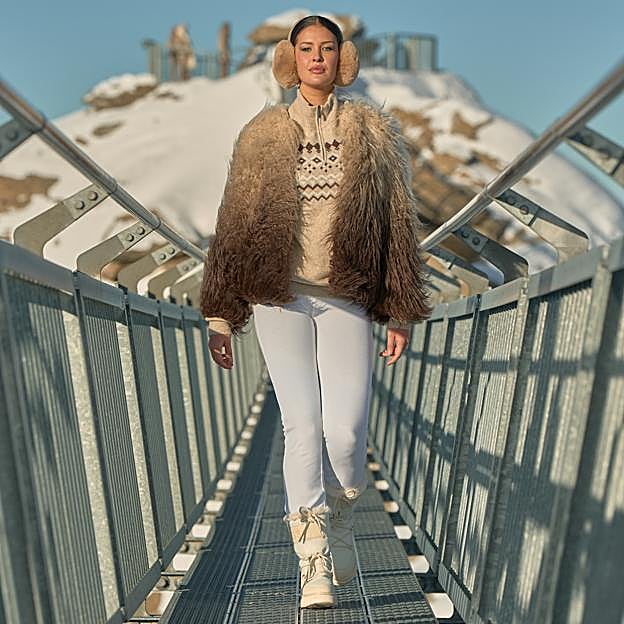 Imagen principal - Los looks de GUESS por el Glacier 3000 para su nueva colección Winter Ski Capsule. 