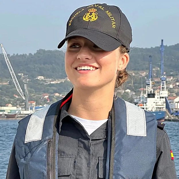 La princesa Leonor, con el mono de la Armada en su primera salida a alta mar para hacer maniobras. 