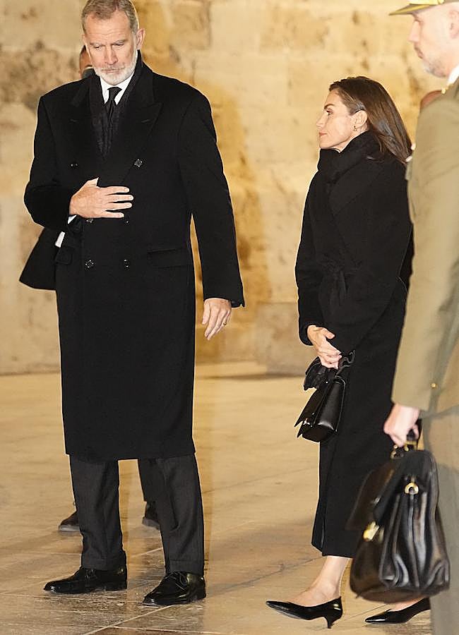 Imagen - El total look negro, sobrio y elegante de la reina Letizia en la misa funeral por las víctimas de la DANA. Foto: Limited Pictures.