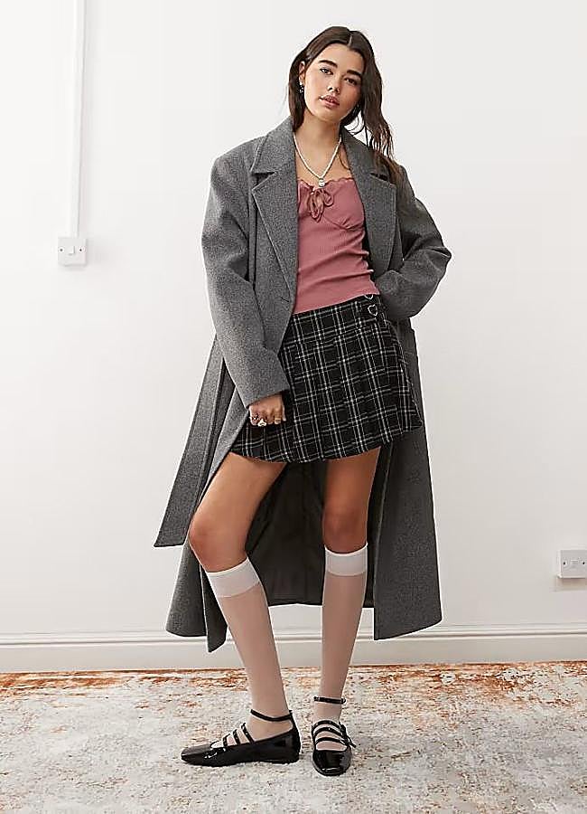 Imagen - Falda de cuadros combinada con merceditas al estilo romance dark