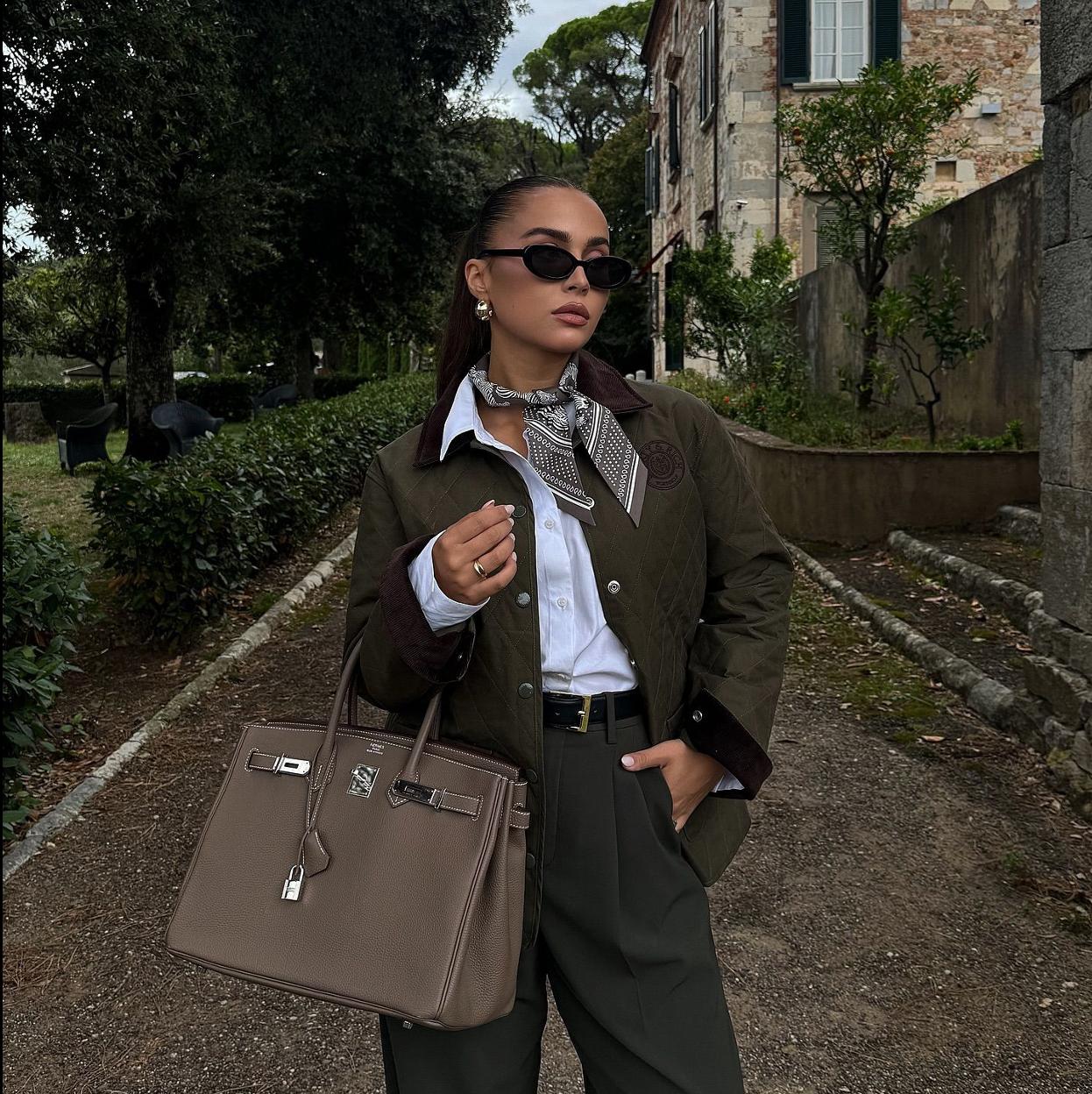 Influencer con look british con abrigo Barbour