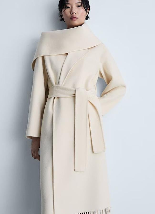 Imagen - Abrigo con bufanda decorado con flecos