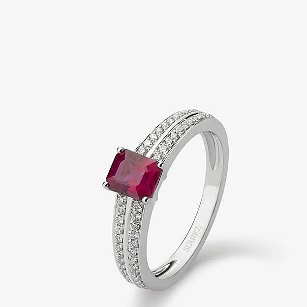 Anillo de oro blanco con rubí rojo de Suarez.