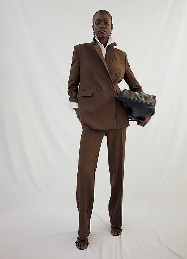 Imagen - Traje marrón chocolate de Sfera: chaqueta 59,99 euros y pantalón 35,99 euros..