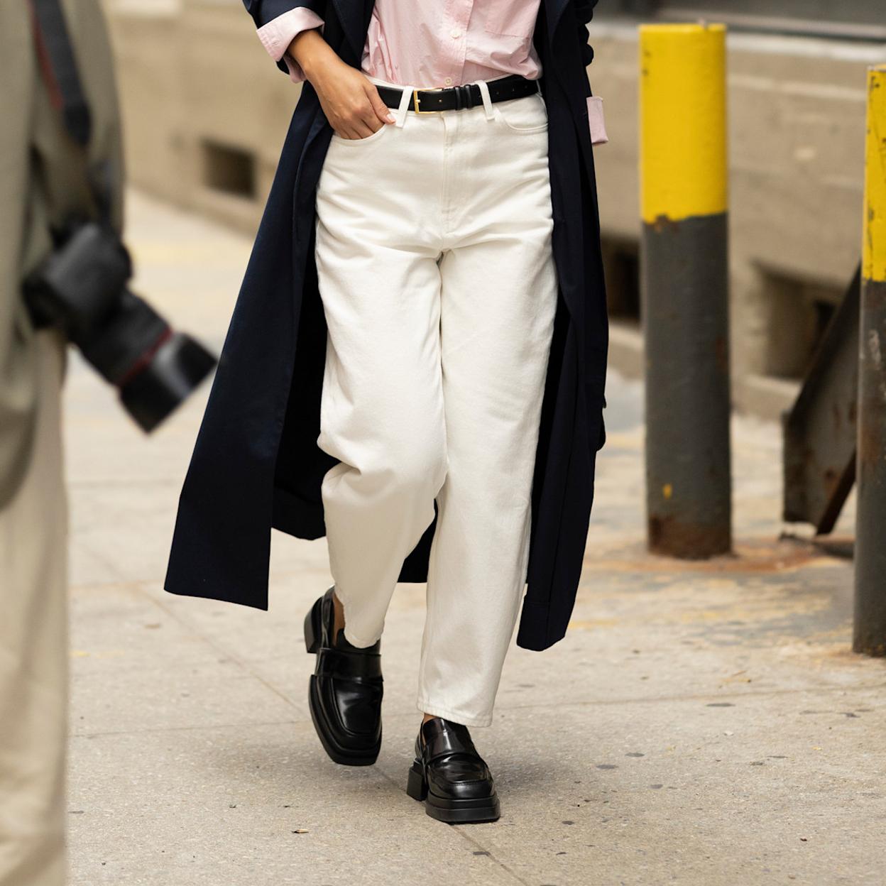 Mocasines en burdeos para elevar tus looks básicos