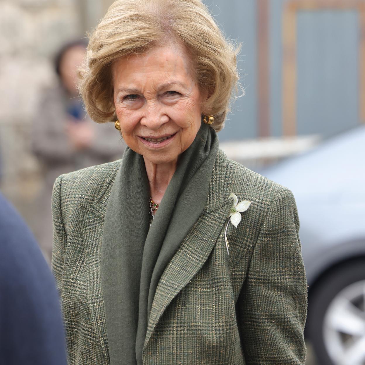 La reina Sofía con blazer de cuadros.