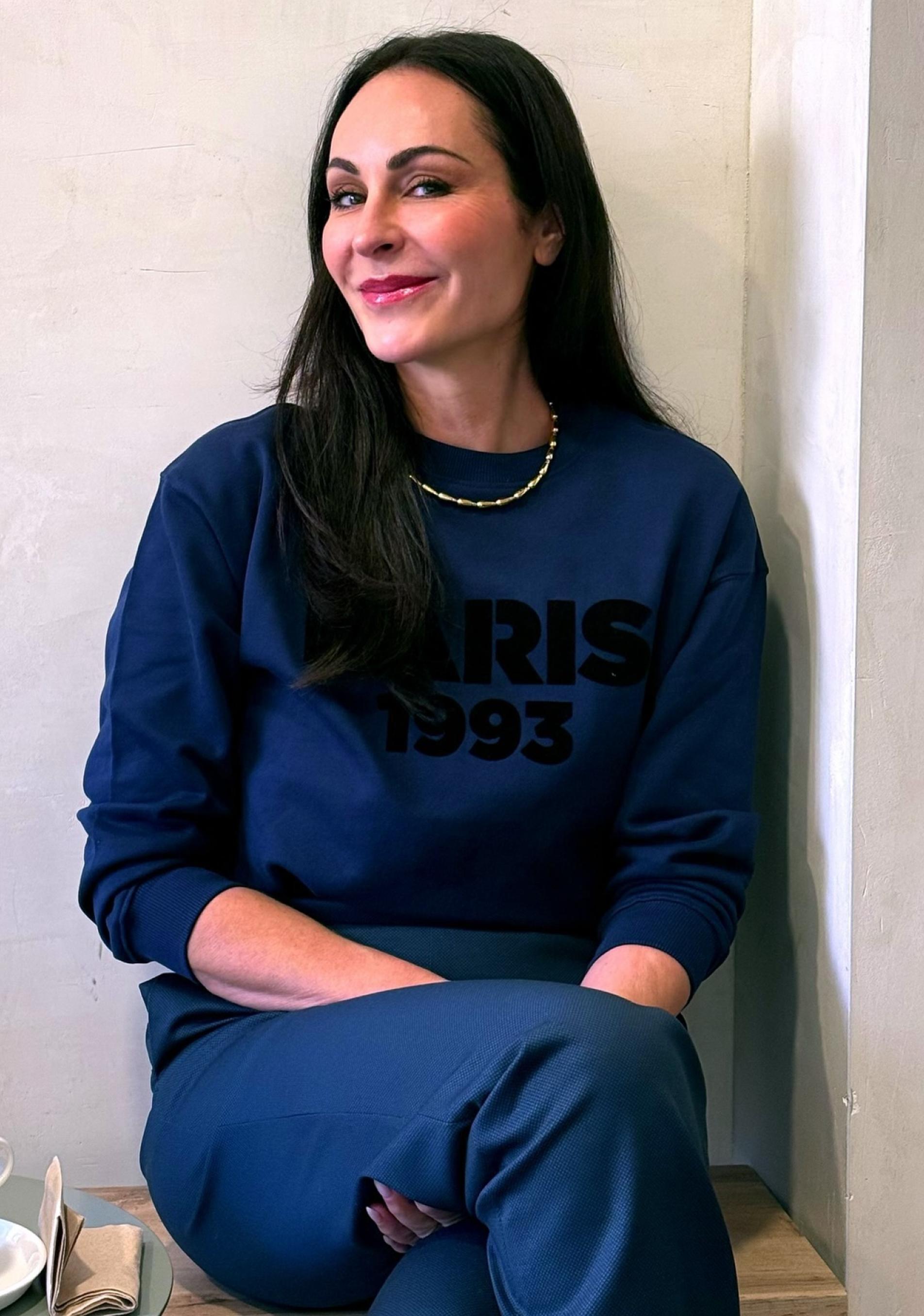 La actriz Ana Milán con una sudadera de Dolores Promesas.