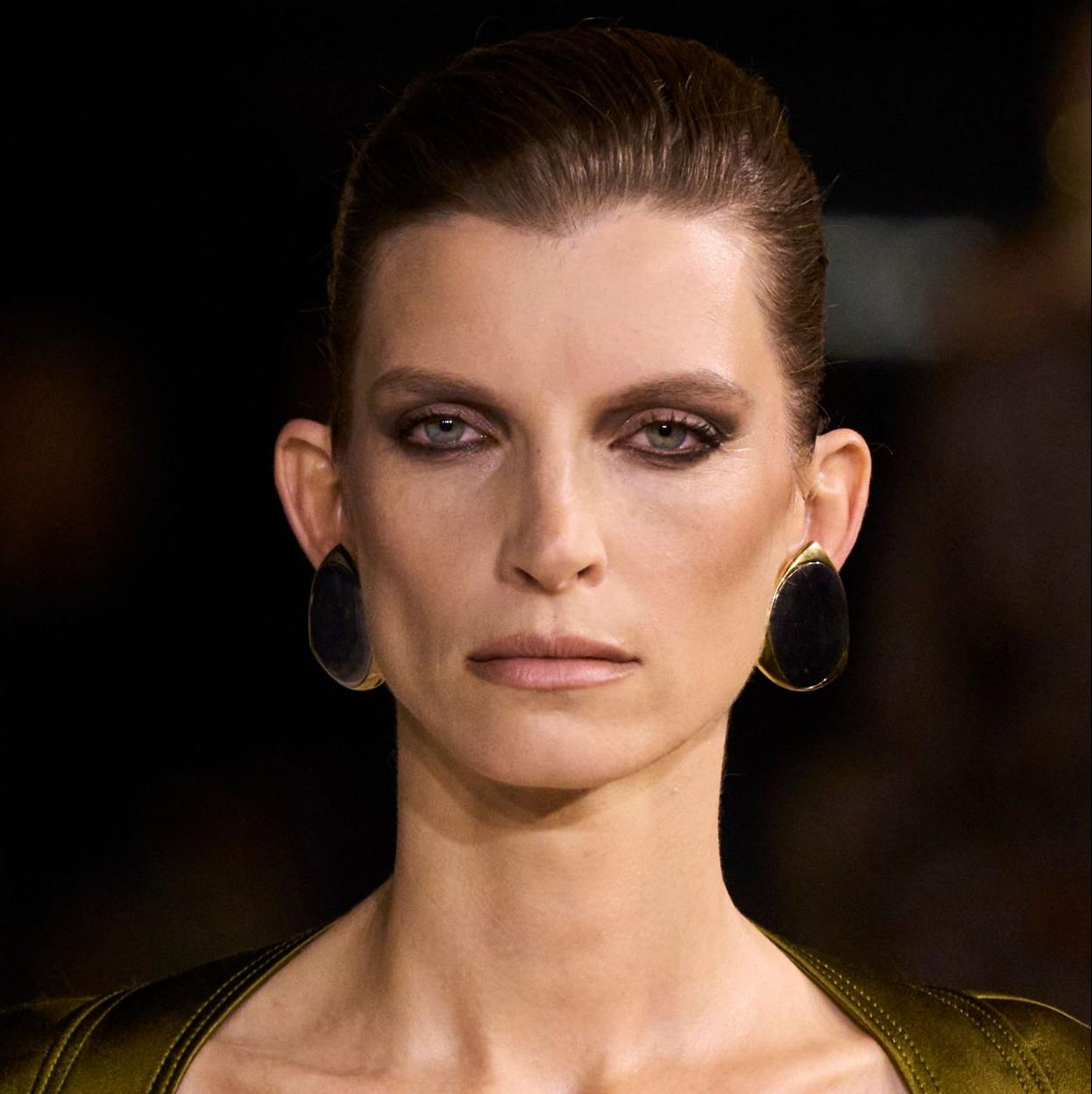 Una modelo en el desfile de Yves Saint Laurent.