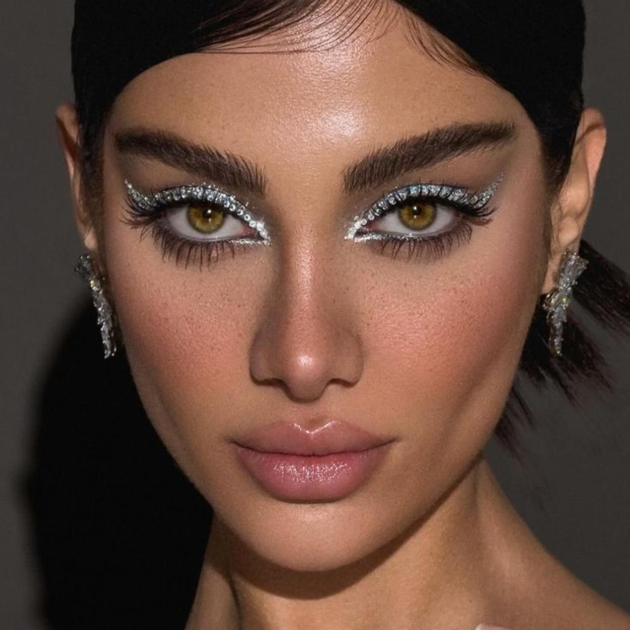 Modeo con maquillaje de fiesta con sombra de ojos brillante