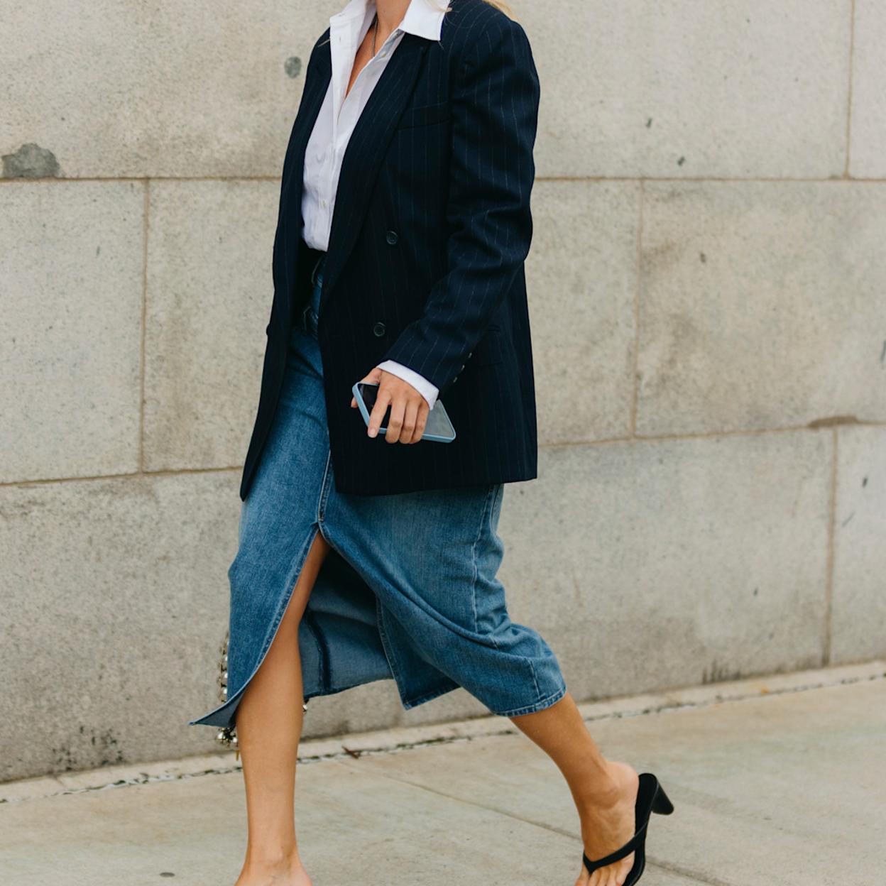 Estas son las faldas vaqueras midi que combinan con todo.