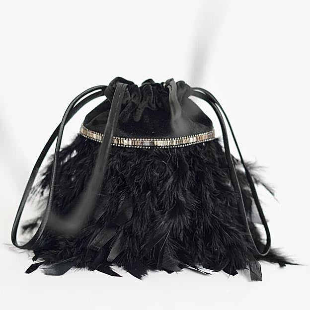Bolso Gabrielle negro de plumas de No digas que no, 35 euros.