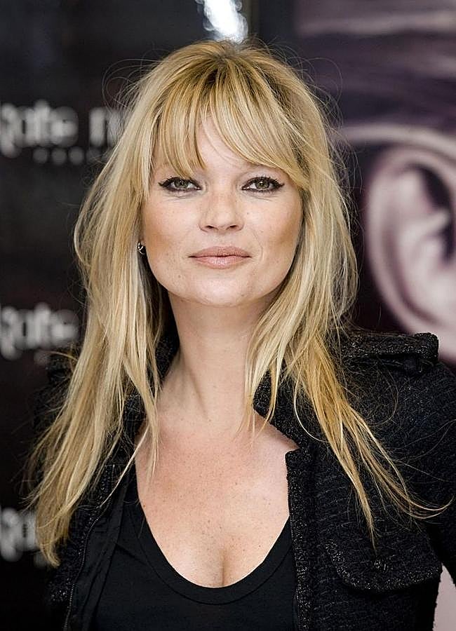 Imagen - Kate Moss con corte de pelo largo desfilado y flequillo bardot ligero/@katemossphoto