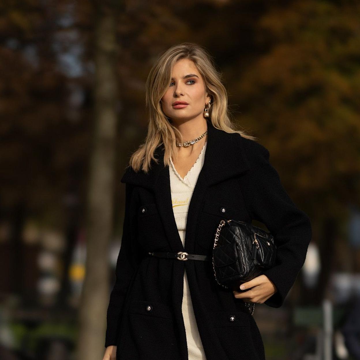 Influencer con cabello sin frizz en invierno