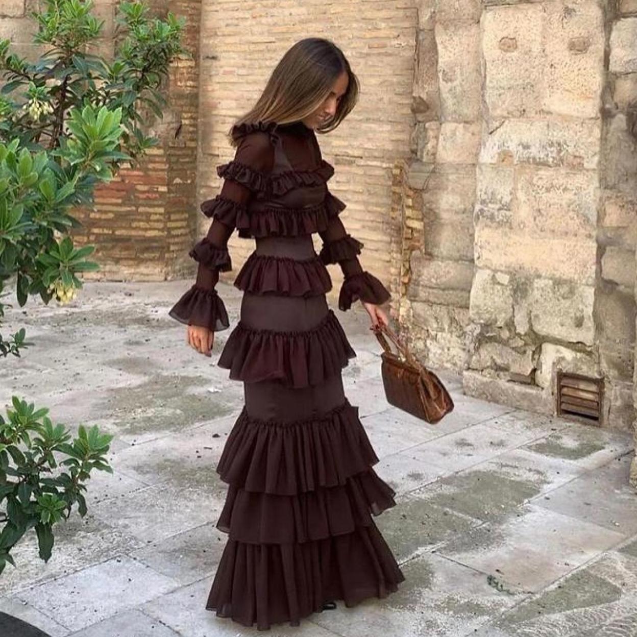 Vestido en marrón chocolate con volantes de Larenna Atelier.