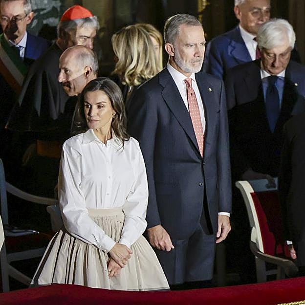 La reina Letizia y el rey Felipe durante la ceremonia de investidura del rey como Doctor Honoris Causa.