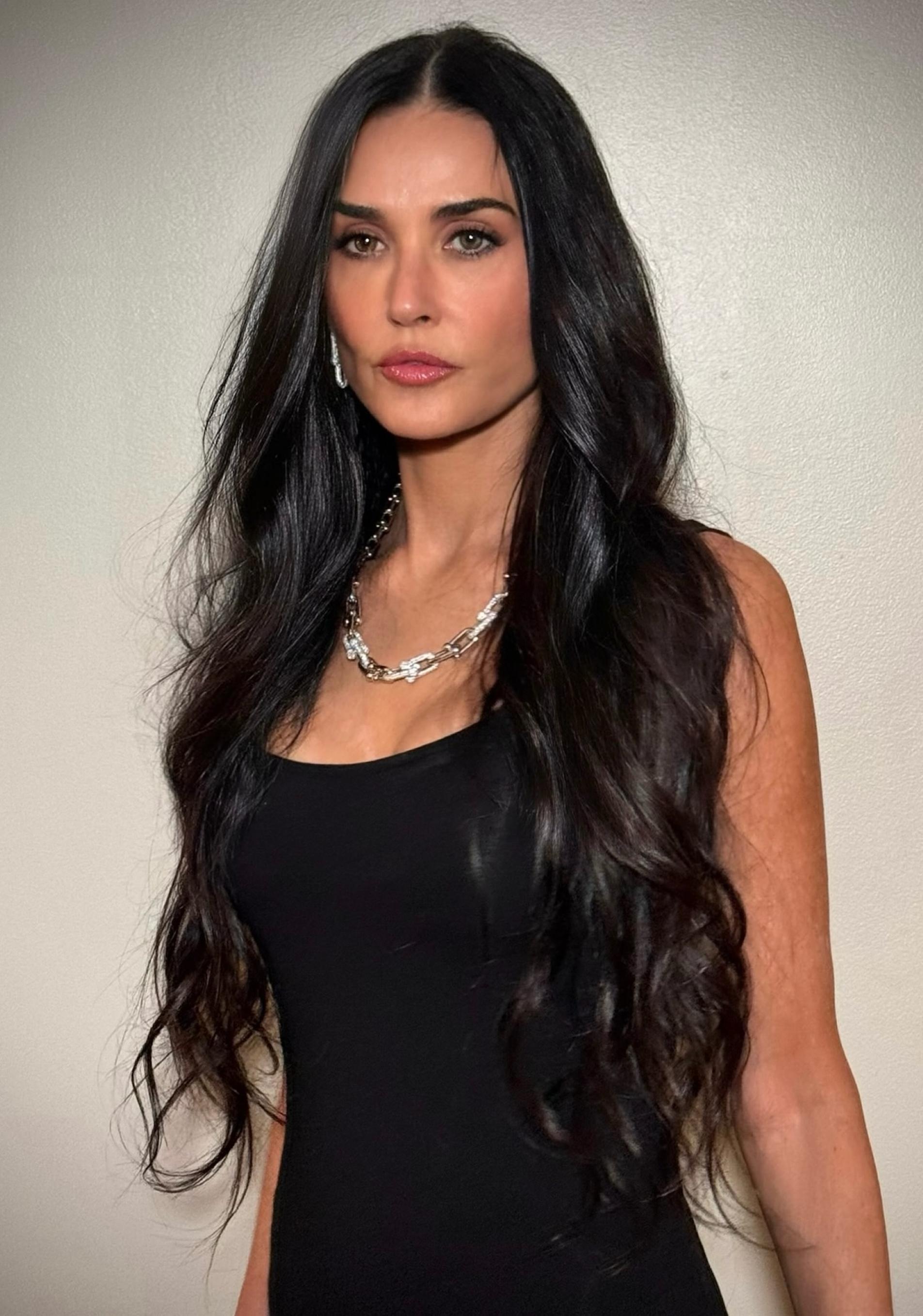 Demi Moore con look negro