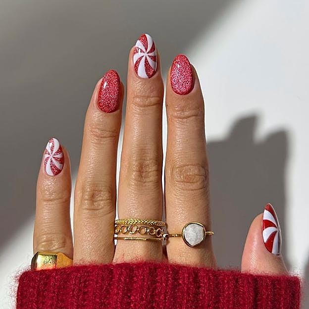 Uñas para Navidad inspiradas en bastones de caramelo