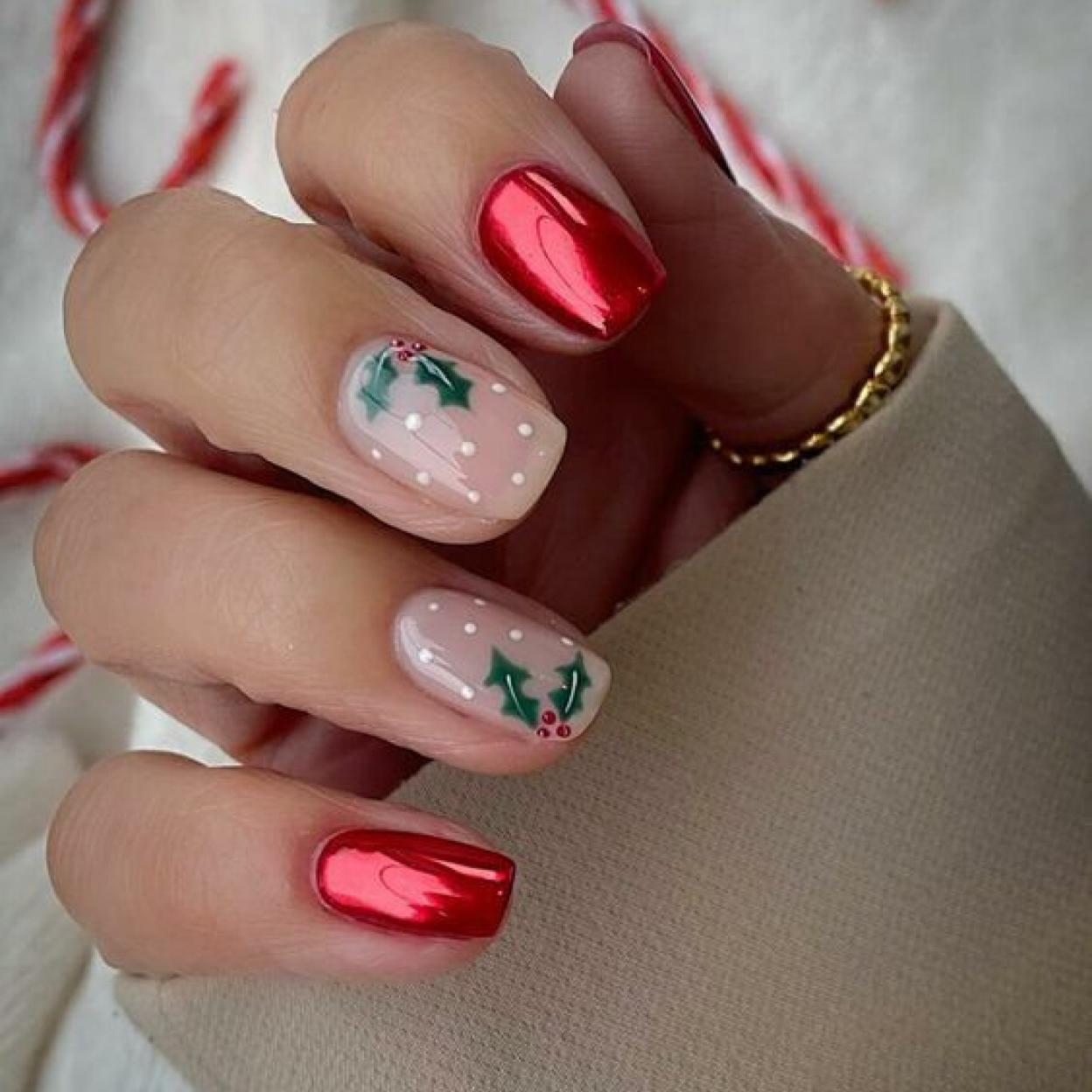 Uñas navideñas en rojo metalizado