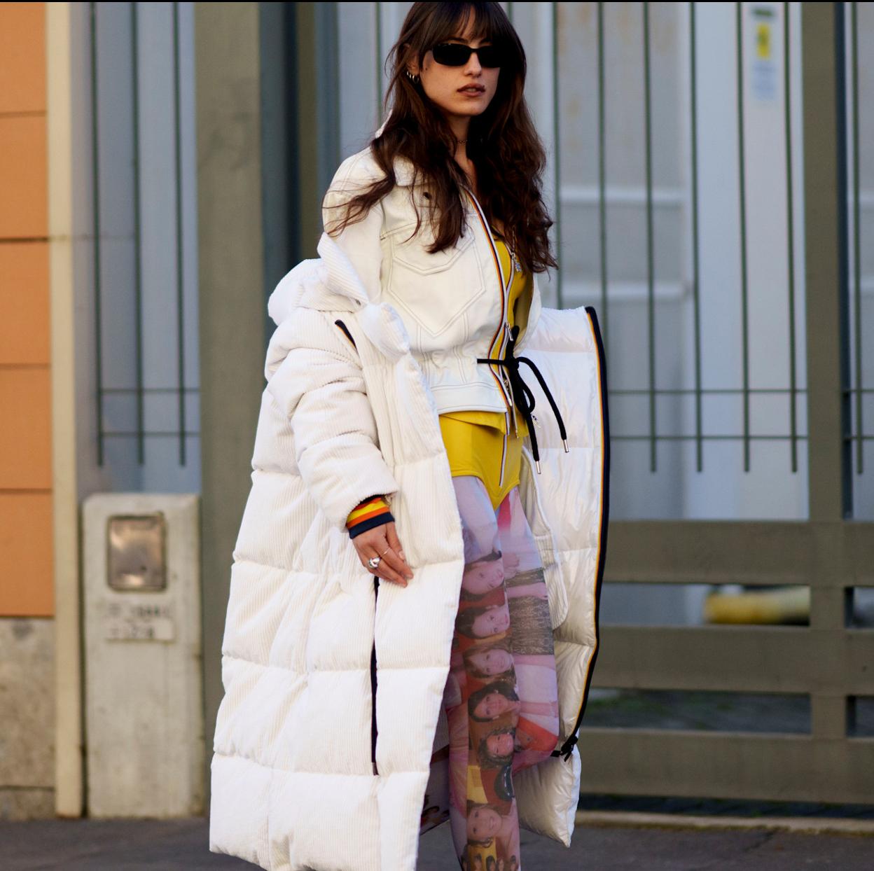 Mujer con chaqueta acolchada