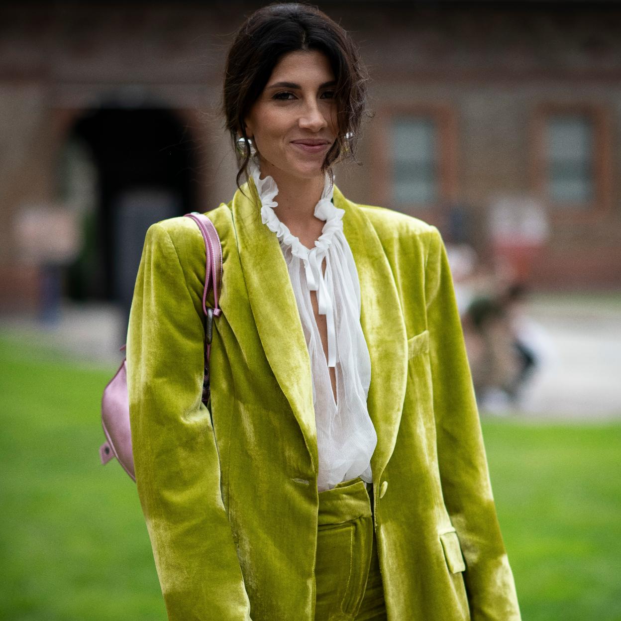 Look con blazer de terciopelo