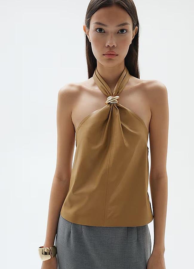 Imagen - Top halter efecto piel con broche dorado