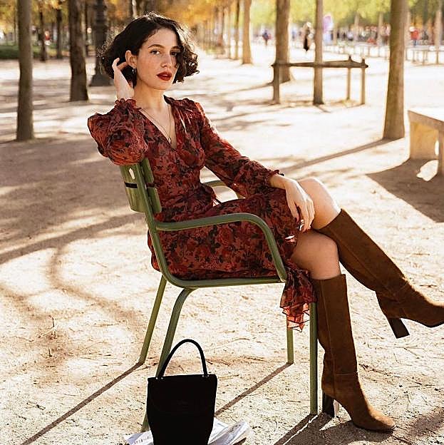 Estos vestidos midi son los favoritos de las francesas para ponerse con botas en invierno (y quedan espectaculares)
