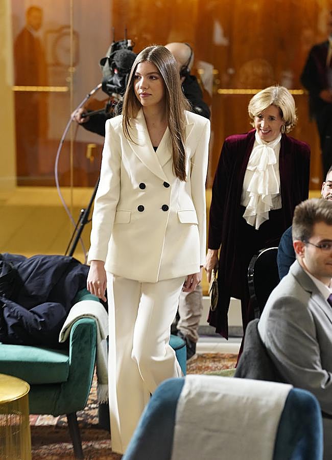 Imagen - La infanta Sofía estuvo acompañada en todo momento por la directora de Patrimonio Nacional, Ana de la Cueva. (FOTO: LIMITED PICTURES)