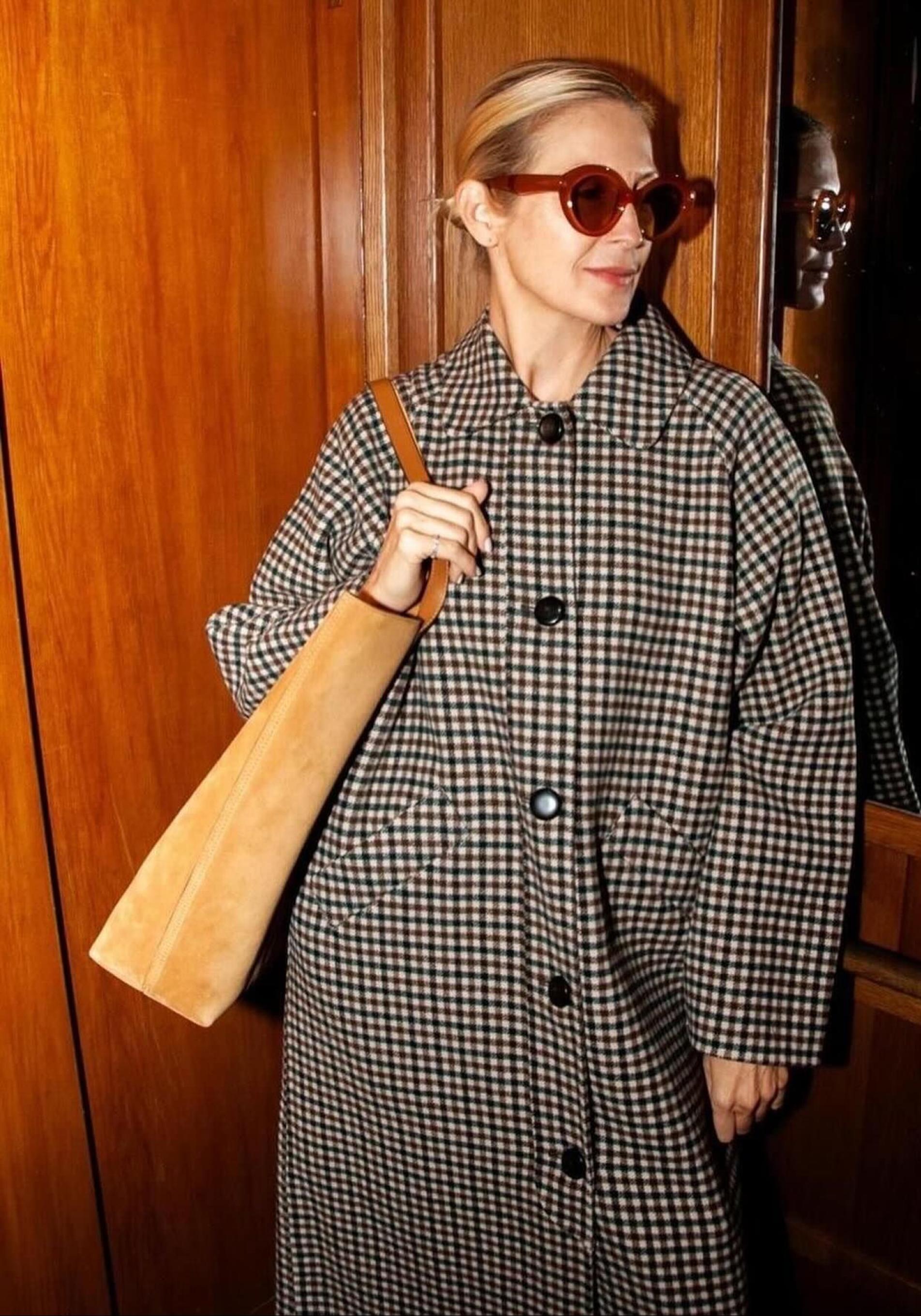 Kelly Rutherford a los 50 con abrigo de cuadros