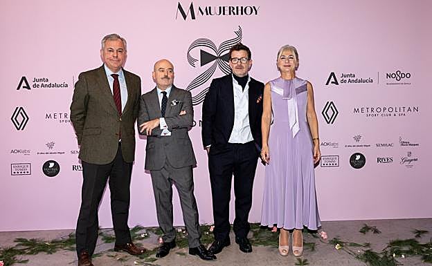 Los diseñadores de Antonio García, junto al alcalde de Sevilla, José Luis Sanz y Patricia del Pozo, Consejera de Cultura y Deporte de la Junta de Andalucía.