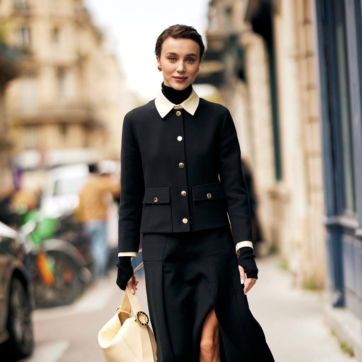 Influencer con look de oficina básico elegante