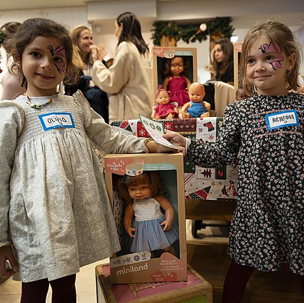 Las niñas y niños estuvieron encantados descubriendo las muñecas de Miniland.