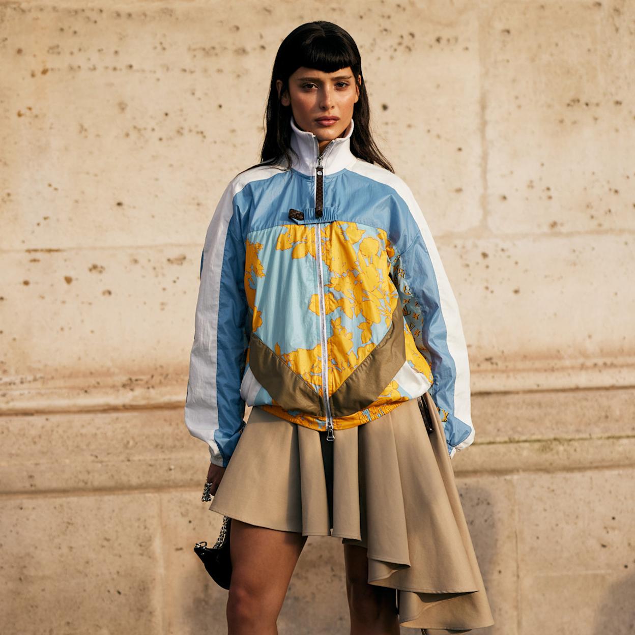 Mujer con chaqueta deportiva